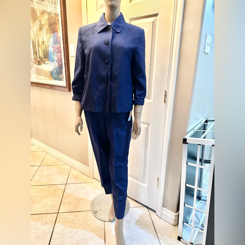 Briggs Petite pants suit in navy blue. NWT size small